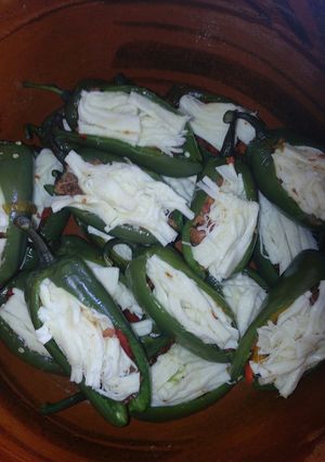 Una foto de Chiles cuaresmeños rellenos de chorizo c/ queso