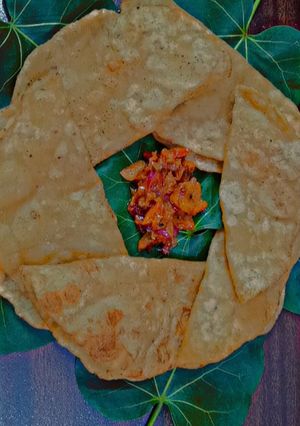 A picture of Aloo poori with tomato chutney.