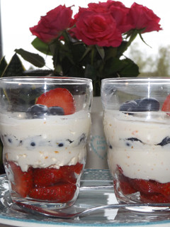 Una foto de Arándanos y fresas con crema especial de mandarinas