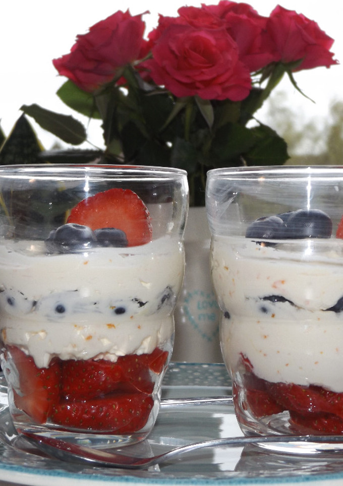 Una foto de Arándanos y fresas con crema especial de mandarinas