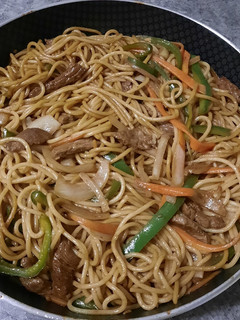 Una foto de Fideos chinos con ternera