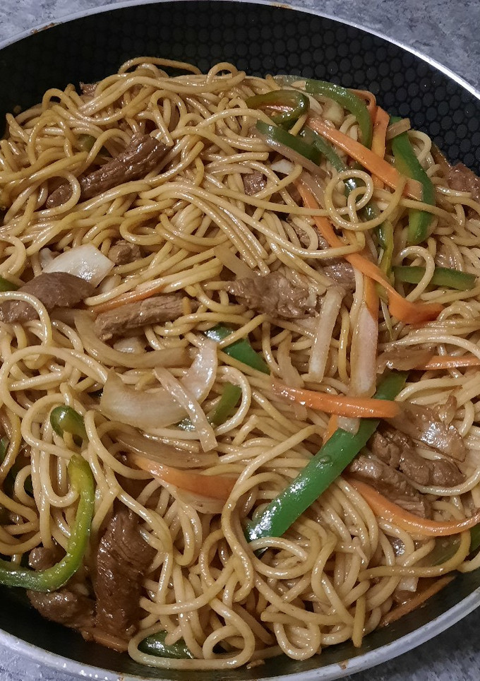 Una foto de Fideos chinos con ternera