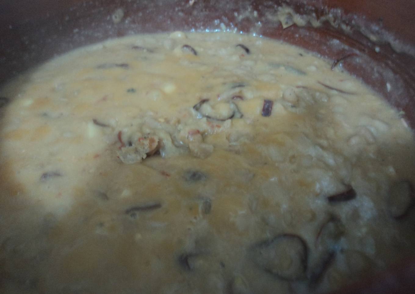 Frijoles machacados rancheros con caldo de pollo y pelo de ángel de chiles las correa. México