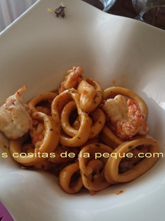 Una foto de Calamares en Salsa de Langostinos y Almendras (THERMOMIX)
