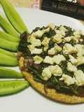 Pizza de espinacas salteadas y requesón