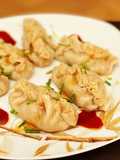 Gyozas caseras mixtas con mahonesa de soja, mahonesa de siracha y chili dulce
