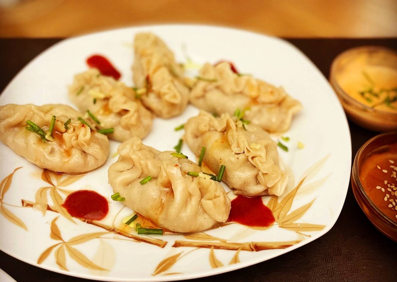 Gyozas caseras mixtas con mahonesa de soja, mahonesa de siracha y chili dulce