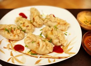 Foto principal de Gyozas caseras mixtas con mahonesa de soja, mahonesa de siracha y chili dulce