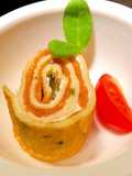 Rotolino di frittata con Philadelphia e salmone affumicato