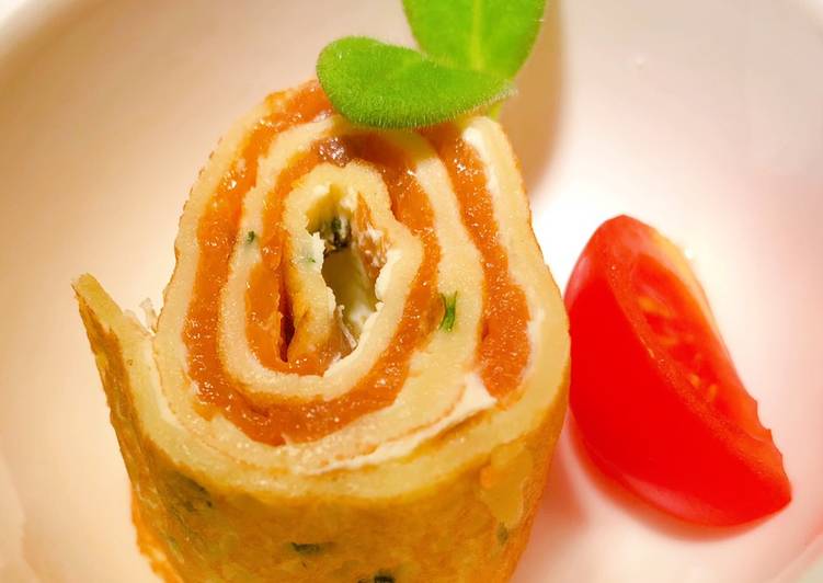 Rotolino di frittata con Philadelphia e salmone affumicato