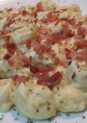 Una foto de Ñoquis a los cuatro quesos con jamón 