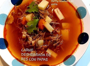 Una foto de Carne deshebrada de res con papas