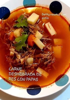 Una foto de Carne deshebrada de res con papas