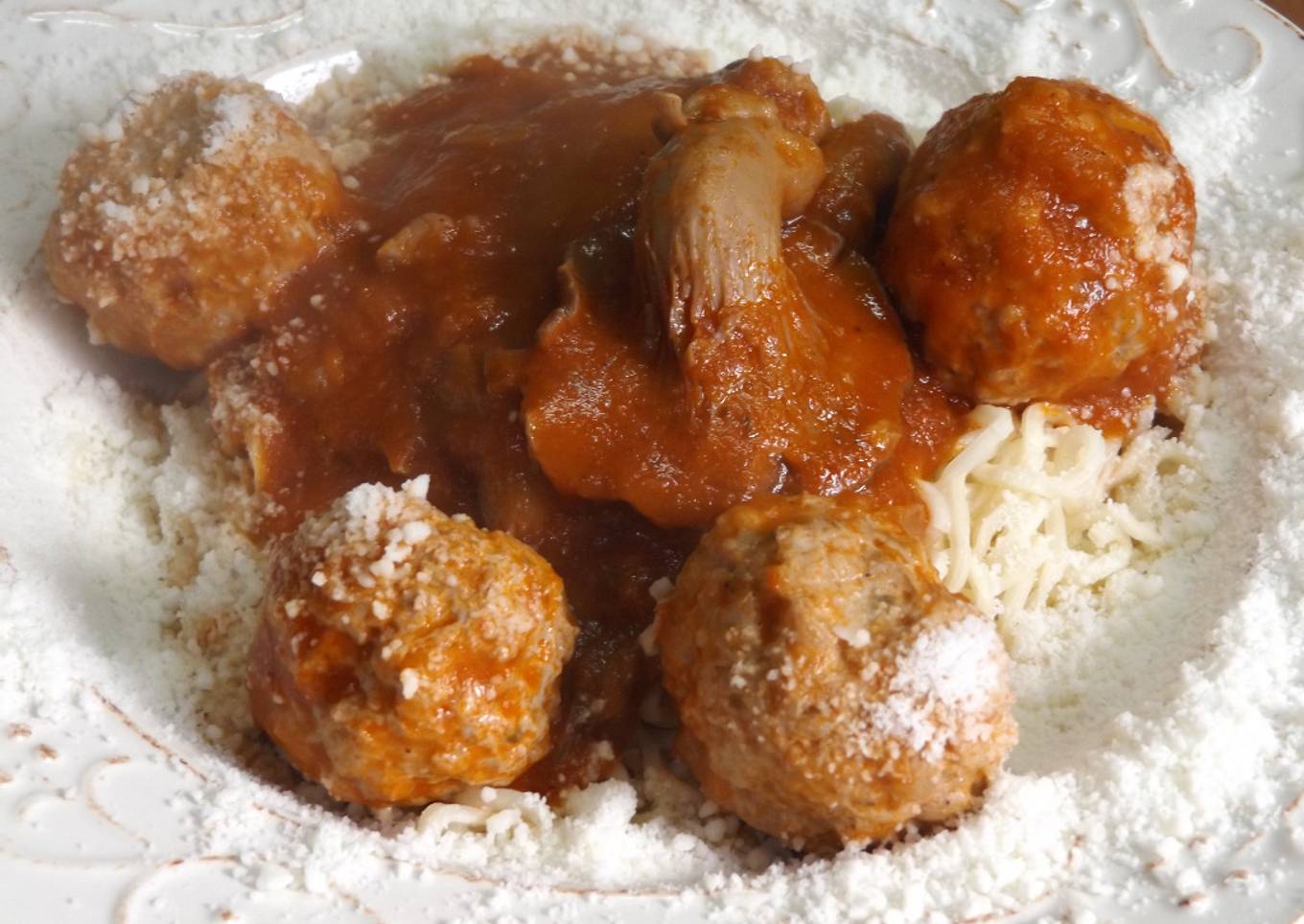 Albóndigas de carne y avena con salsa de tomate y setas