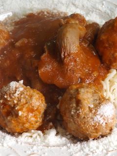 Una foto de Albóndigas de carne y avena con salsa de tomate y setas