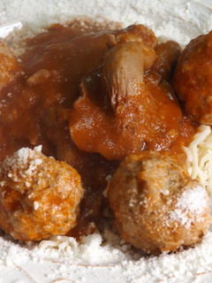 Una foto de Albóndigas de carne y avena con salsa de tomate y setas