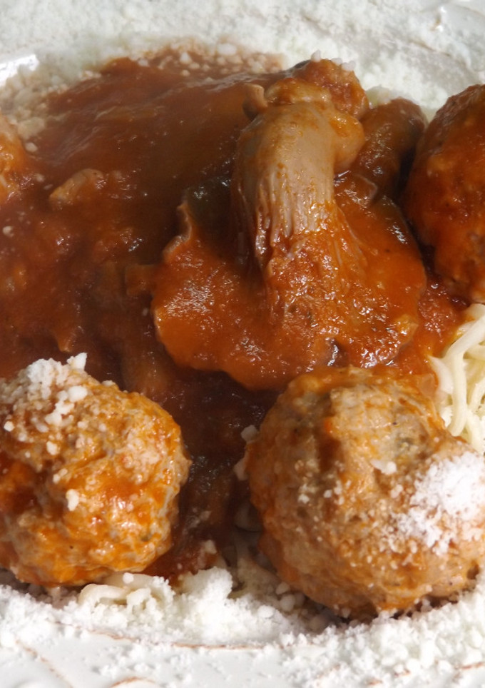 Una foto de Albóndigas de carne y avena con salsa de tomate y setas