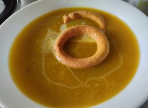 Una foto de Crema de calabaza🎃, puerro y zanahoria🥕🥛🍲