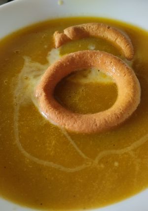 Una foto de Crema de calabaza🎃, puerro y zanahoria🥕🥛🍲