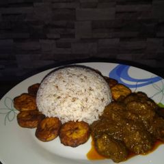 A picture of Ofada rice and sauce.