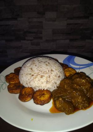 A picture of Ofada rice and sauce.