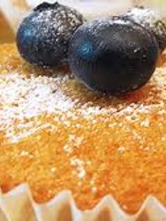 Una foto de Magdalenas de hadas con frutas del bosque