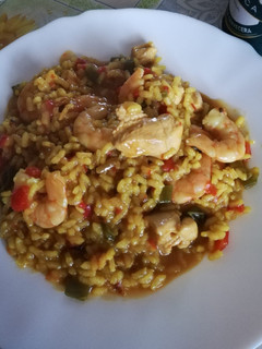 Una foto de Arroz con pollo y langostinos