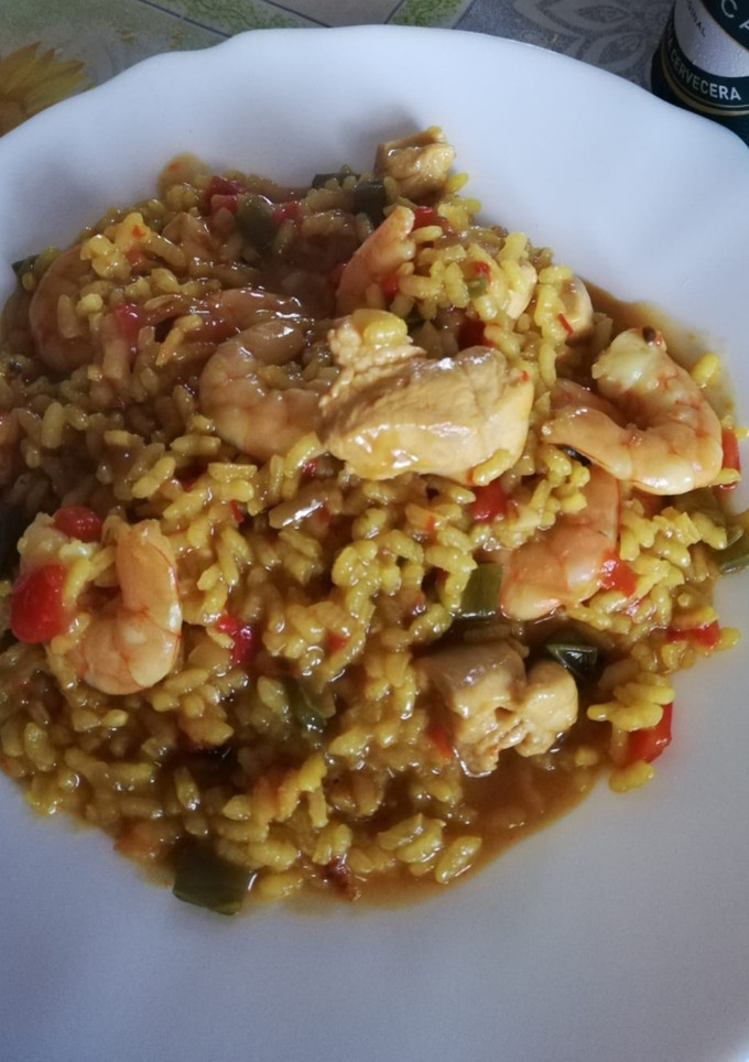 Una foto de Arroz con pollo y langostinos