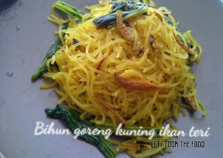 Bihun goreng kuning ikan teri