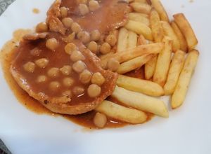 Una foto de 25.Lomo adobado con picada y garbanzos