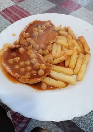 Una foto de 25.Lomo adobado con picada y garbanzos