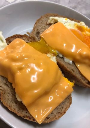 Hình của món Bánh mì đen phô mai trứng.