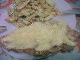 Milanesa a la suiza con papas a la provenzal
