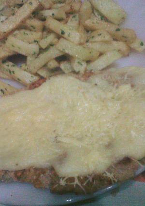 Una foto de Milanesa a la suiza con papas a la provenzal