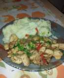 Pollo agridulce con puré de papas