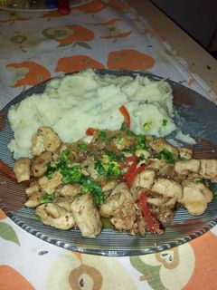 Una foto de Pollo agridulce con puré de papas