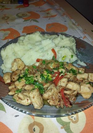 Una foto de Pollo agridulce con puré de papas
