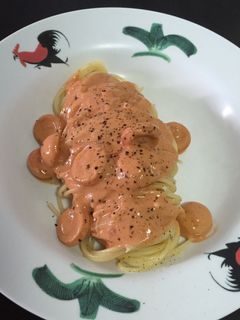 A picture of Pink Hot Dog Sauce with Spaghetti.