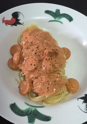 A picture of Pink Hot Dog Sauce with Spaghetti.