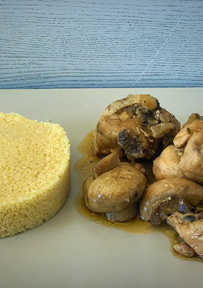 Una foto de Guiso de pollo con champiñones