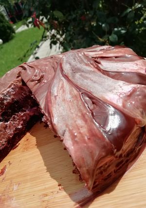 O poză a rețetei Tort simplu cu cremă de cireșe și fructe de pădure.