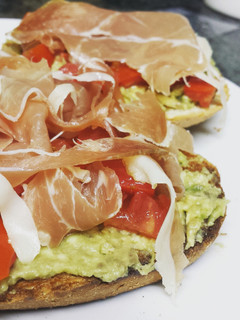 Una foto de Tostas con jamón serrano y aguacate