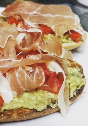 Una foto de Tostas con jamón serrano y aguacate