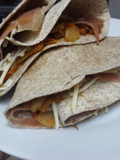 Una foto de Quesadillas de verduras y jamón serrano