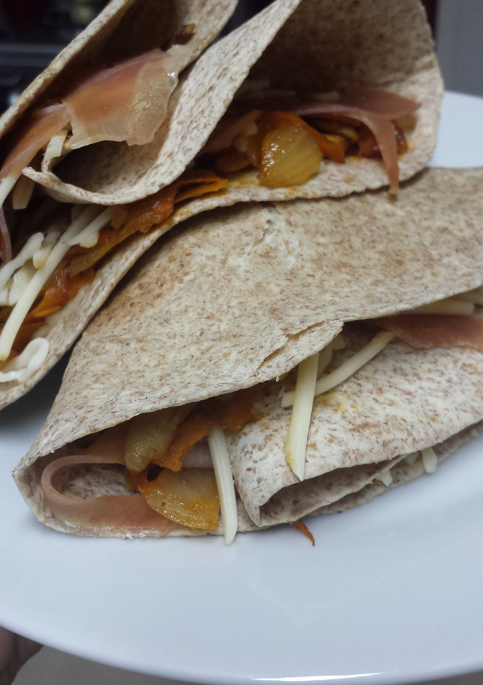 Una foto de Quesadillas de verduras y jamón serrano