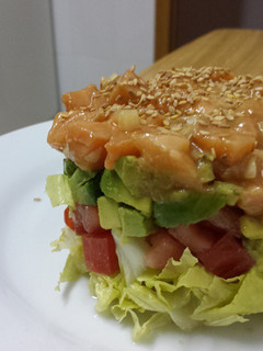 Una foto de Tártar de salmón con aguacate