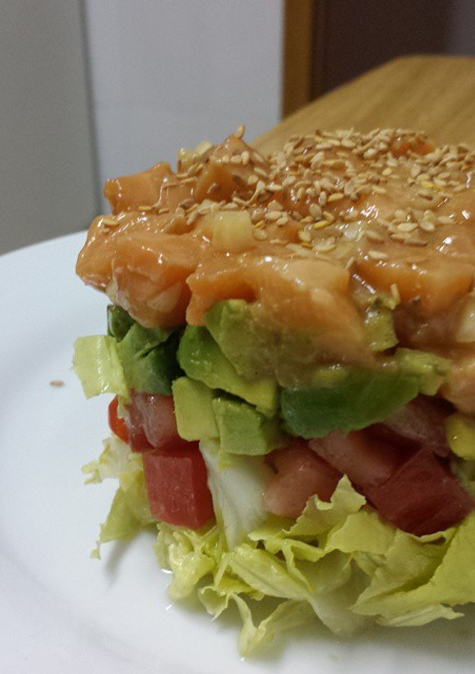 Una foto de Tártar de salmón con aguacate