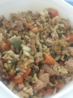 Una foto de Arroz con pollo y salsa de soja