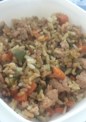 Una foto de Arroz con pollo y salsa de soja