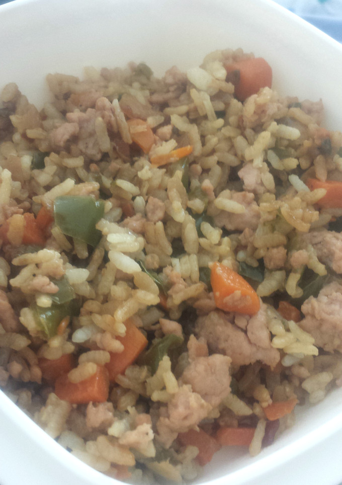 Una foto de Arroz con pollo y salsa de soja
